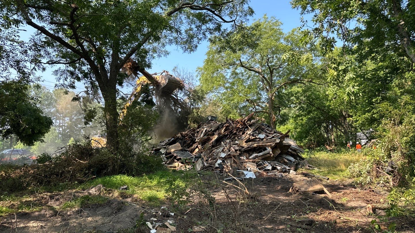 CapCon demolition excavator removing concrete and debris